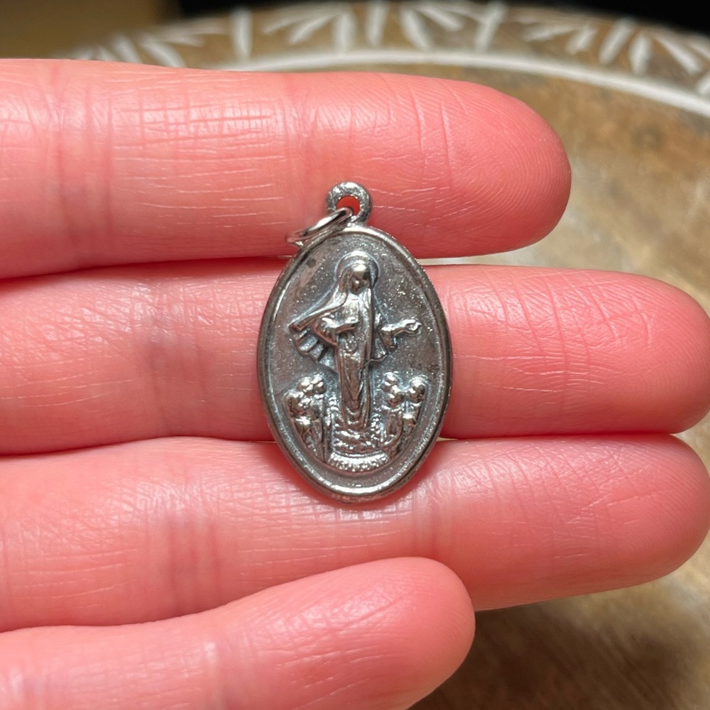 Vintage Catholic Mary Our Lady of Medugorje Silver Tone Medal Pendant - Picture 11 of 13